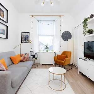 https://an-elegant-and-artistic-apartment-for-4.edinburghhotelsuk.org