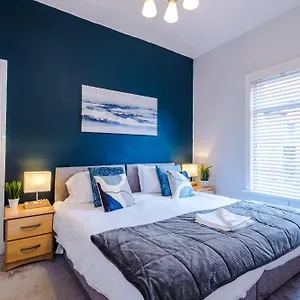https://queens-avenue-central-chester-home-sleeps-9.hotelsin-chester.com